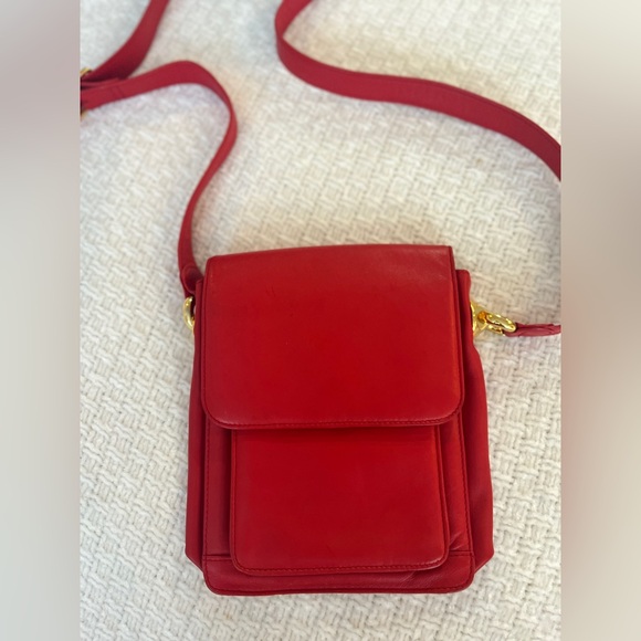 Vintage Bag 80s 90s Red Tignanello Leather Crossbody with Gold Hardware Like New - Picture 5 of 10